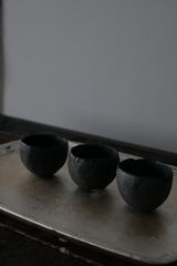 ぐい呑み　酒器　黒釉薬　陶器　/ Yaku Murakami  村上躍