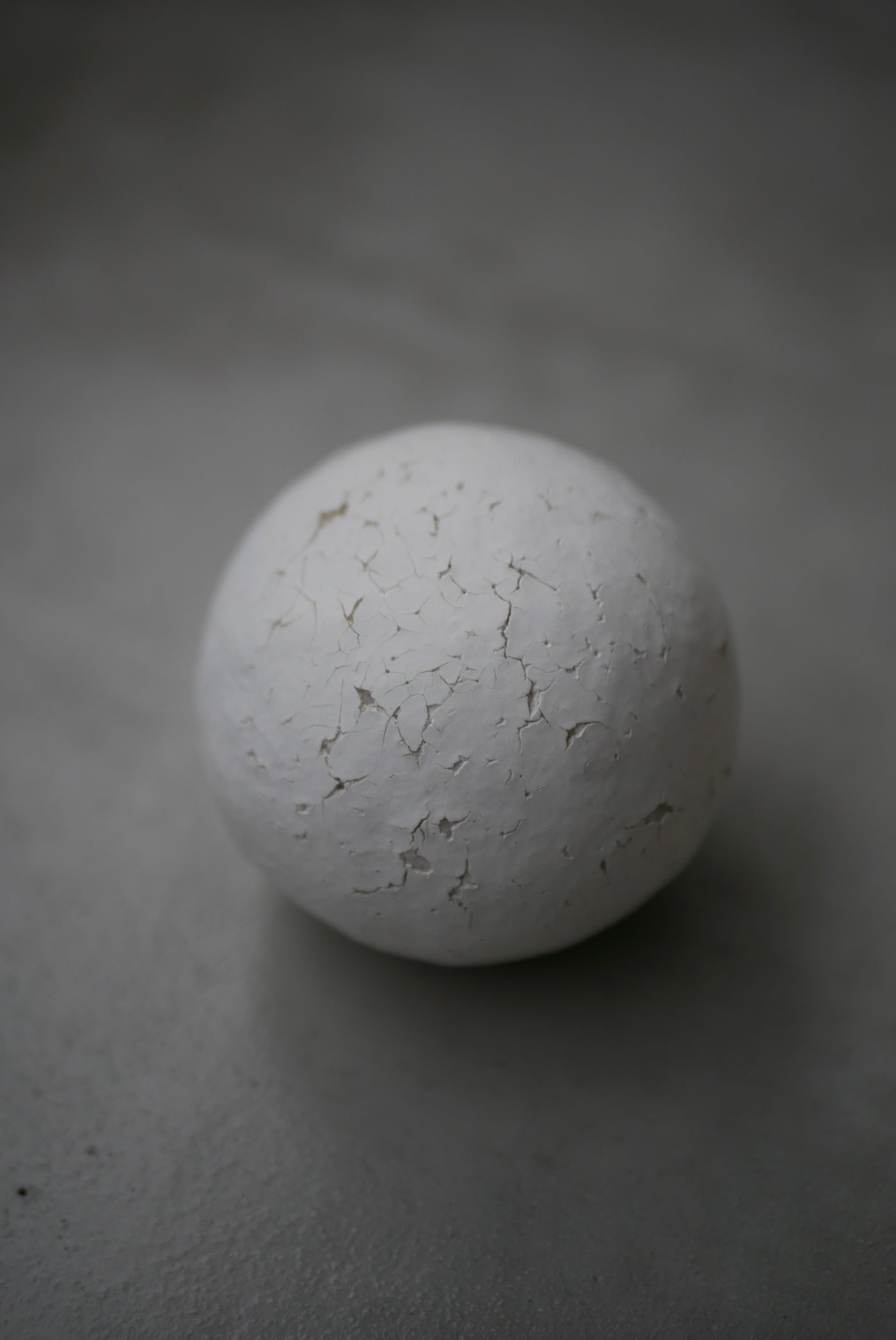 white soil ball 白化粧 陶土 球体 / Testuya Hioki Japanese soil Art