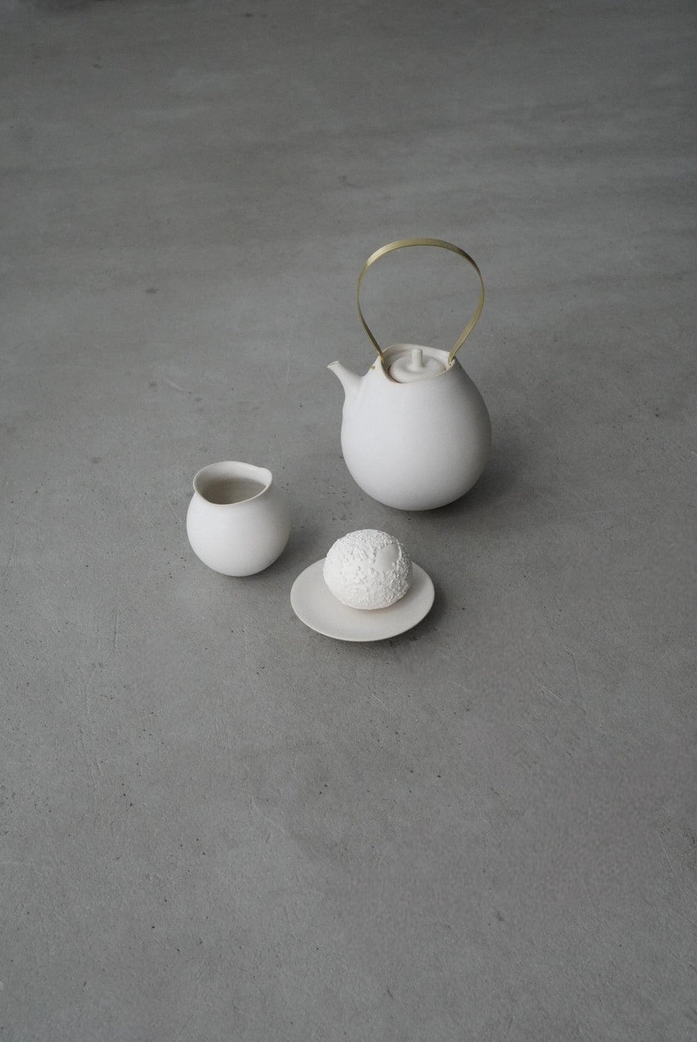 【新品】大和田友香 カップ&ソーサー 2客 蓋付きピッチャー 白マット 新品】大和田友香 蓋付きピッチャー・カップ&ソーサー 2客 白マット