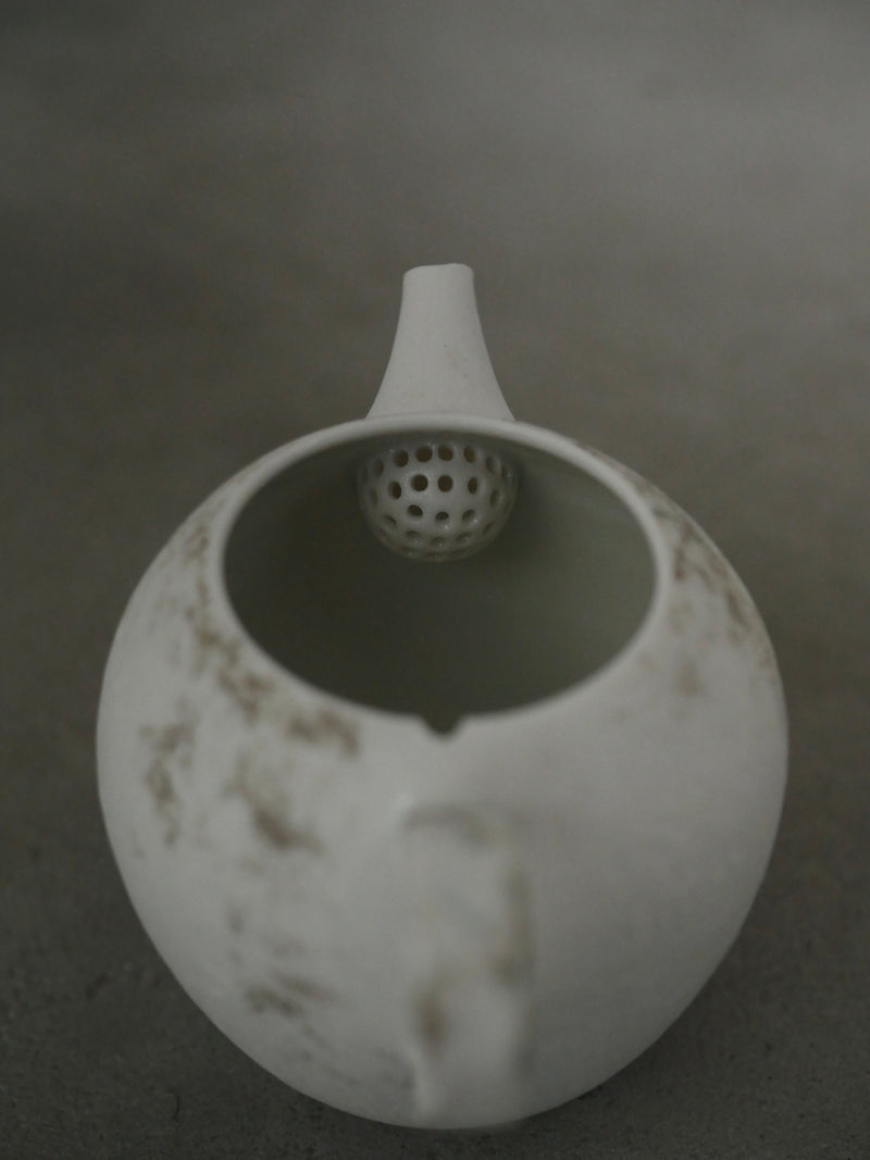 白磁　scrach tea pot 2/ Takahiro Yahagi