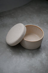 石肌　陶箱　/ Akari Sato