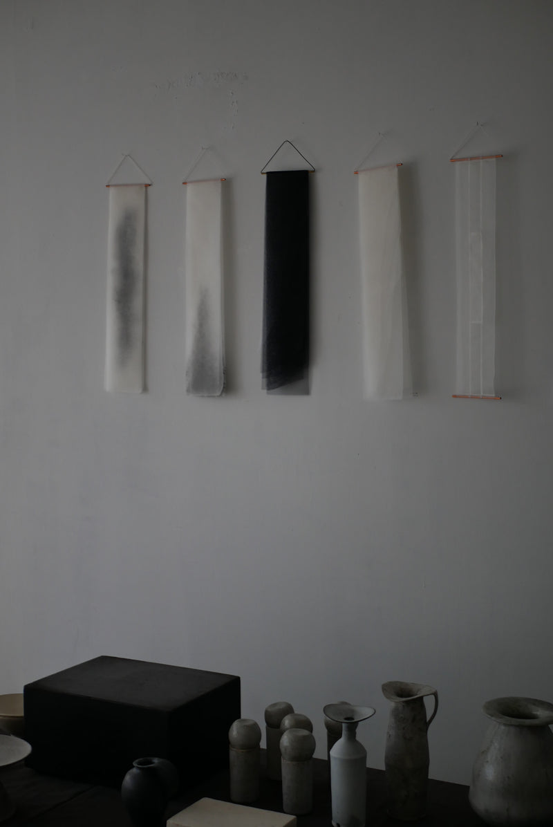 専用 / 布掛け軸　　曲線の重ね　白 / 黒