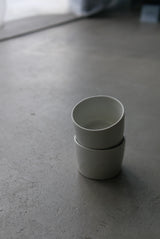 白瓷長石高台　猪口　/ タナカシゲオ