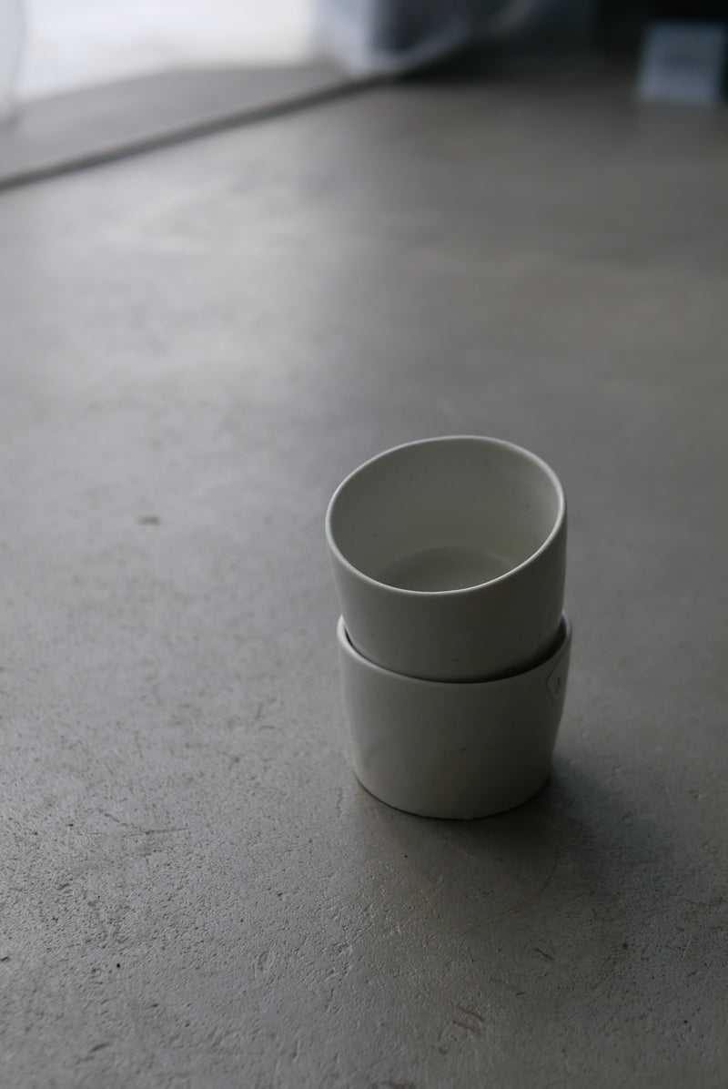 白瓷長石高台　猪口　/ タナカシゲオ