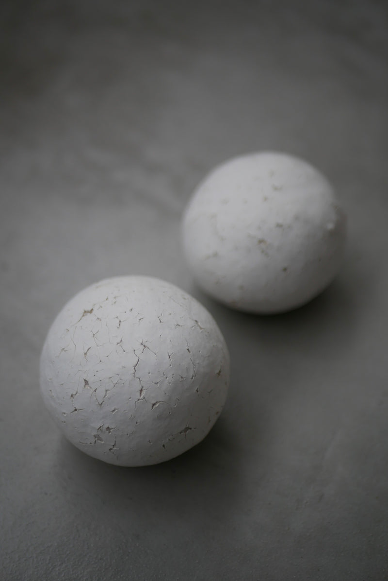 ホワイト　石　球体 white soil ball 白化粧 陶土 球体 / Testuya Hioki Japanese soil Art