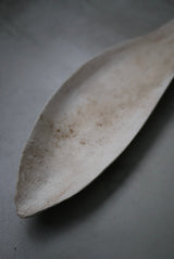 花片オブジェ　大　白化粧土　楢灰　基本フォーマット/  Kanako Yoshida