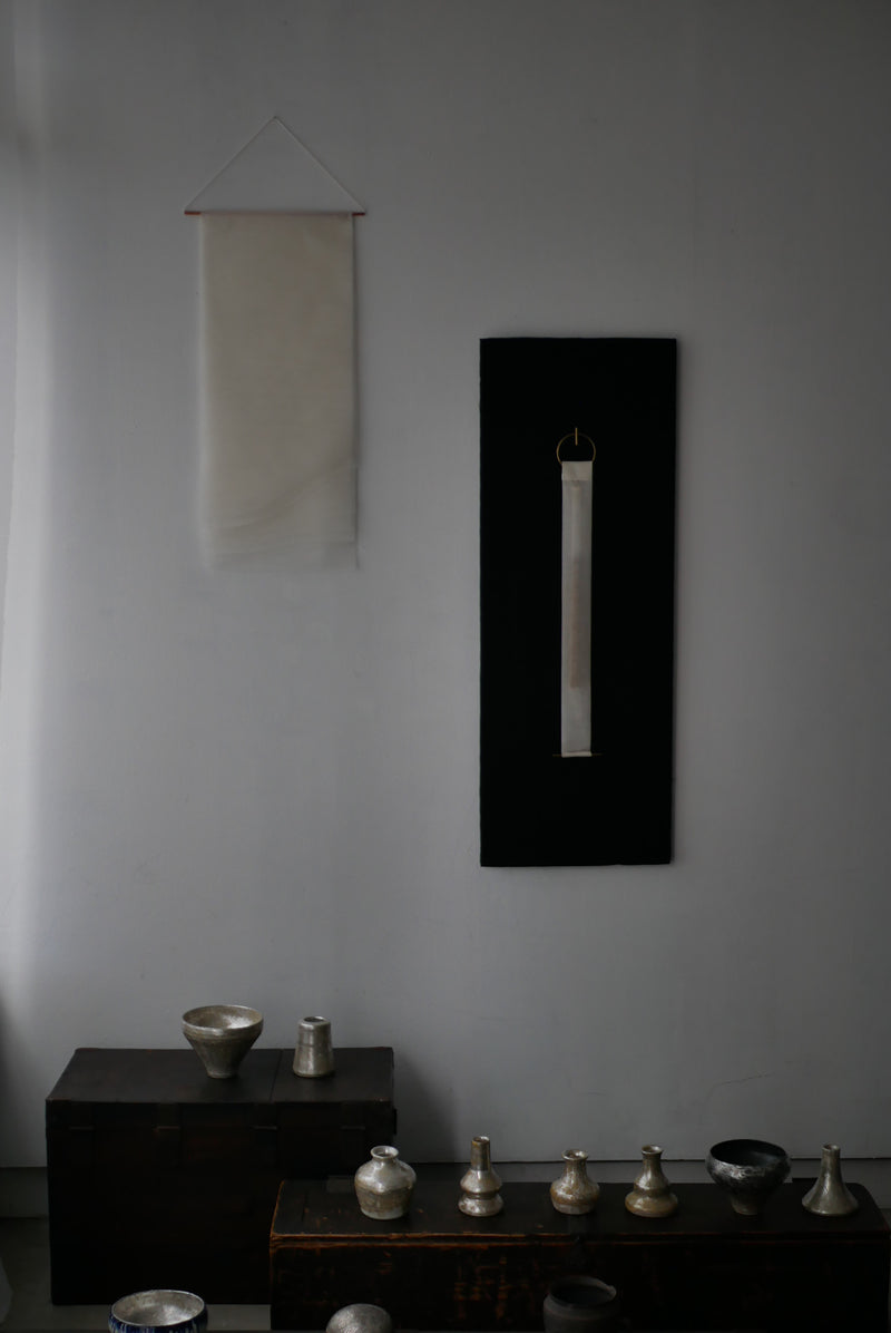 専用 / 布掛け軸　　曲線の重ね　白  中