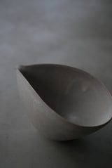 曲線の　片口　月肌　soil gray　 / Akari Sato