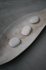 花片オブジェ　大　白化粧土　楢灰　基本フォーマット/  Kanako Yoshida