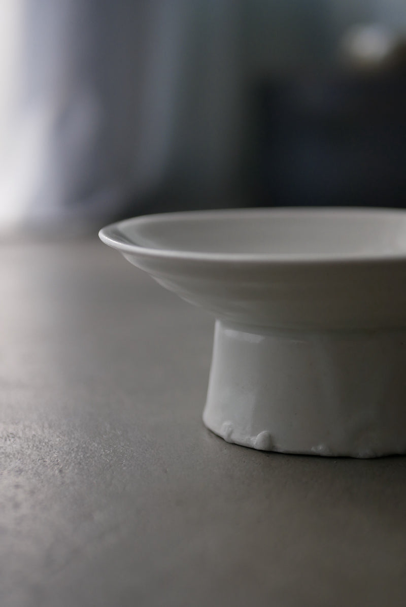 白瓷台皿　/ タナカシゲオ　