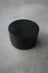 小箱　蓋物　黒肌　/ Akari Sato