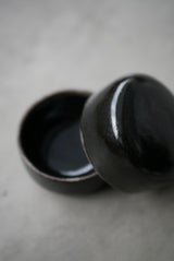 小箱　蓋物　黒肌　/ Akari Sato