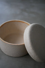 石肌　陶箱　/ Akari Sato