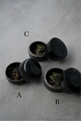 小箱　蓋物　黒肌　/ Akari Sato