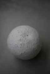 white soil ball  白化粧　陶土　球体　/ Testuya Hioki    Japanese  soil  Art