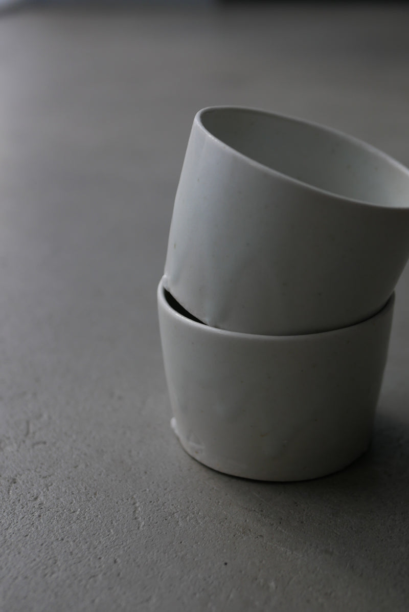 白瓷長石高台　猪口　/ タナカシゲオ