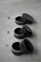 小箱　蓋物　黒肌　/ Akari Sato