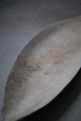 花片オブジェ　大　白化粧土　楢灰　基本フォーマット/  Kanako Yoshida