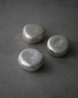 煙銀彩　石ころ台皿  /菊地　亨