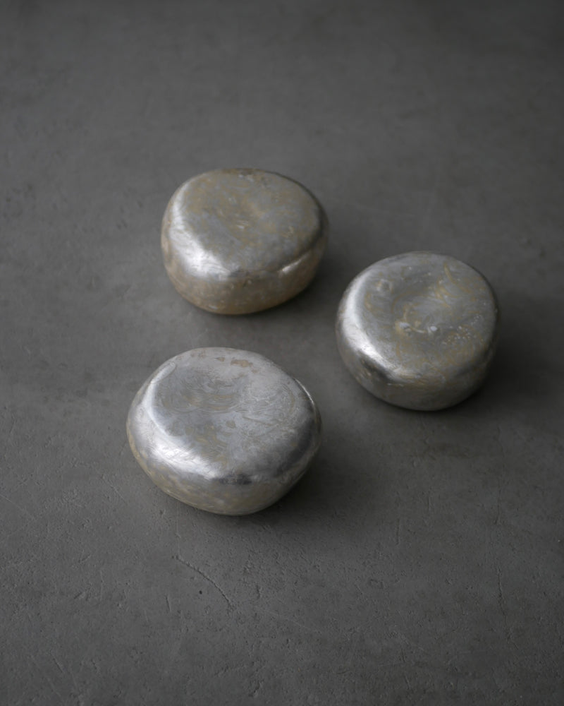 煙銀彩　石ころ台皿  /菊地　亨