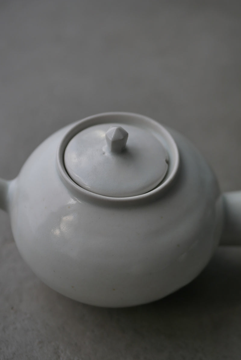 白瓷棒手茶壺　/ タナカシゲオ