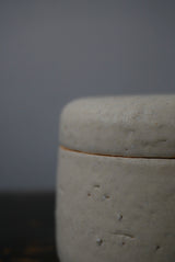 石肌　陶箱　/ Akari Sato