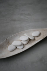 花片オブジェ　大　白化粧土　楢灰　基本フォーマット/  Kanako Yoshida