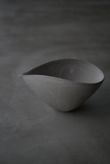 曲線の　片口　月肌　soil gray　 / Akari Sato