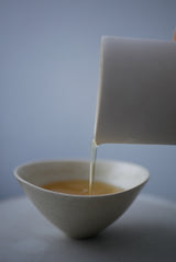 White Veil  釉かけ分け　片口　/ Akari Sato 石肌