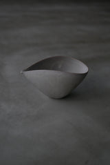 曲線の　片口　月肌　soil gray　 / Akari Sato