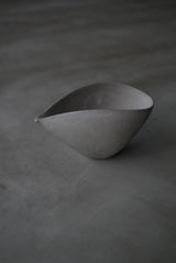 曲線の　片口　月肌　soil gray　 / Akari Sato