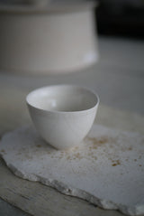 茶杯S 内側セミマット　Bone  White 半磁器　基本フォーマット/  Kanako Yoshida