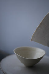 White Veil  釉かけ分け　片口　石肌　/ Akari Sato 石肌