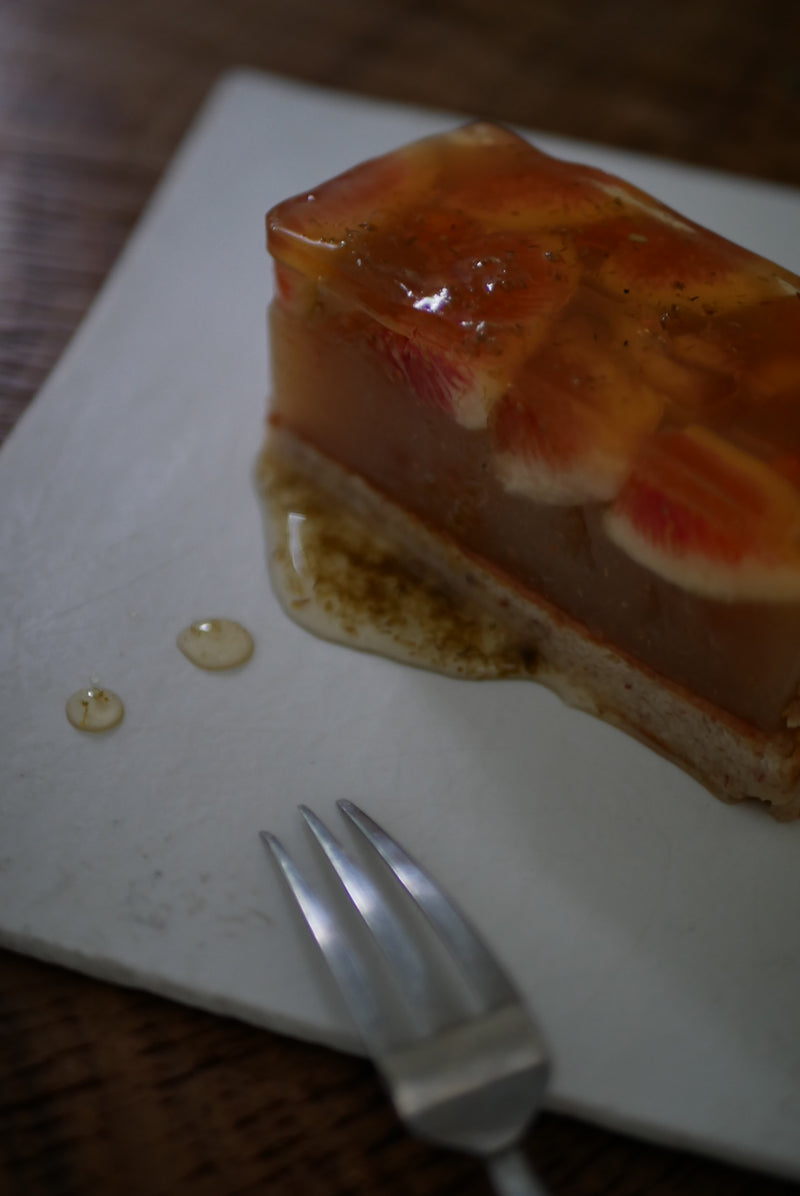 白磁　角皿　stone scrach / Takahiro Yahagi