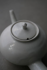 白瓷棒手茶壺　/ タナカシゲオ