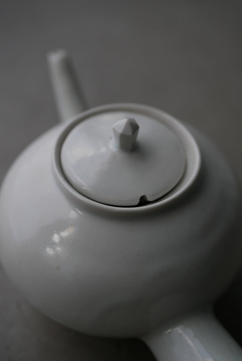 白瓷棒手茶壺　/ タナカシゲオ