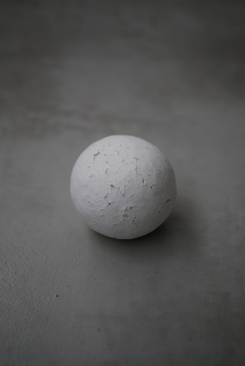 white soil ball 白化粧 陶土 球体 / Testuya Hioki Japanese soil Art