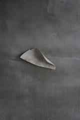 花弁　茶則　白化粧土　楢灰　/  Kanako Yoshida