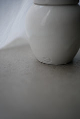 白瓷茶入れ　長石高台　小　/ タナカシゲオ