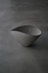 曲線の　片口　月肌　soil gray　 / Akari Sato