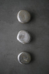 煙銀彩　石ころ台皿  /菊地　亨