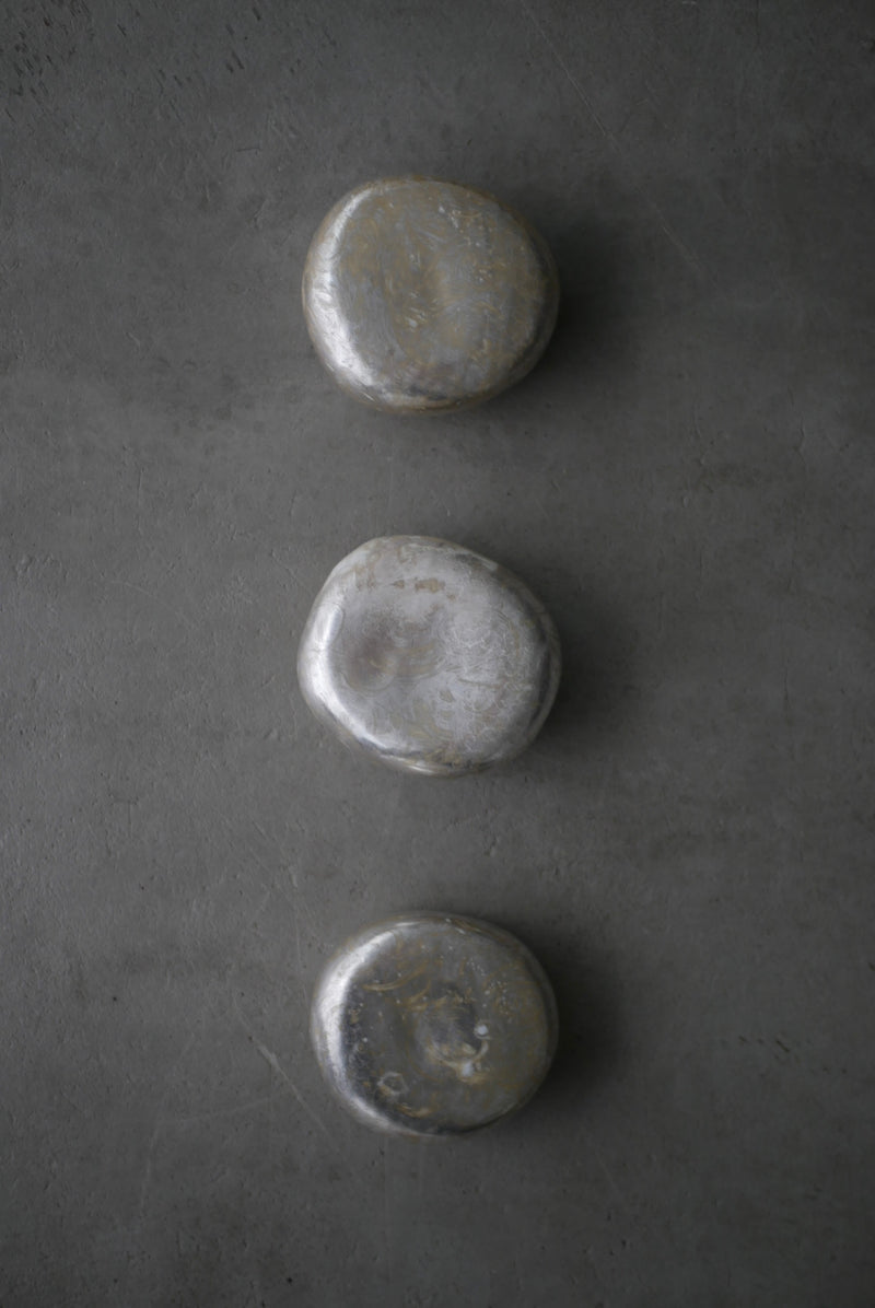 煙銀彩　石ころ台皿  /菊地　亨