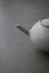 白瓷棒手茶壺　/ タナカシゲオ