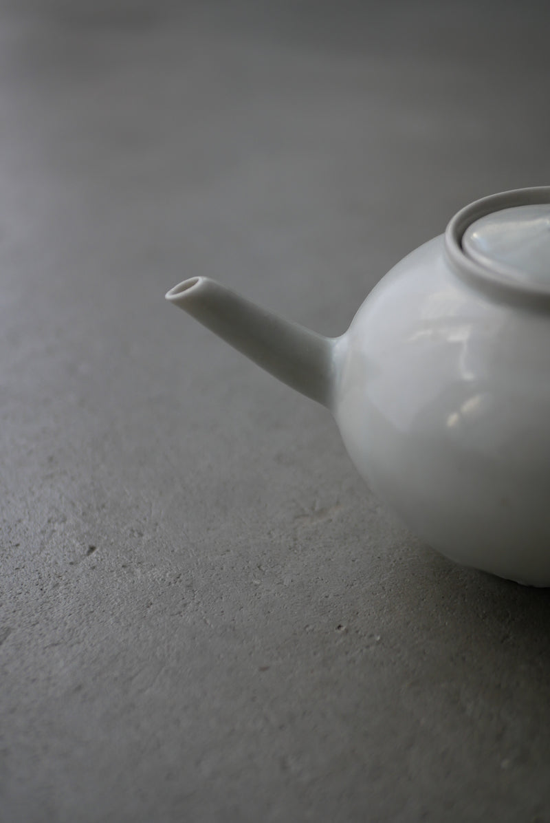 白瓷棒手茶壺　/ タナカシゲオ