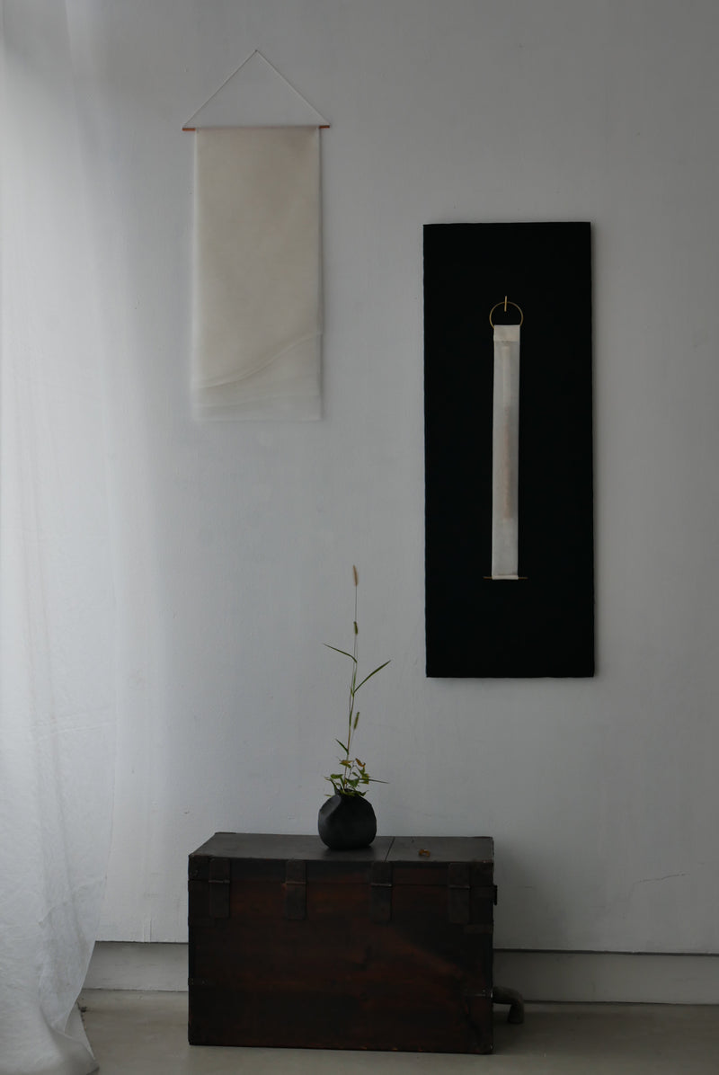 専用 / 布掛け軸　　曲線の重ね　白  中