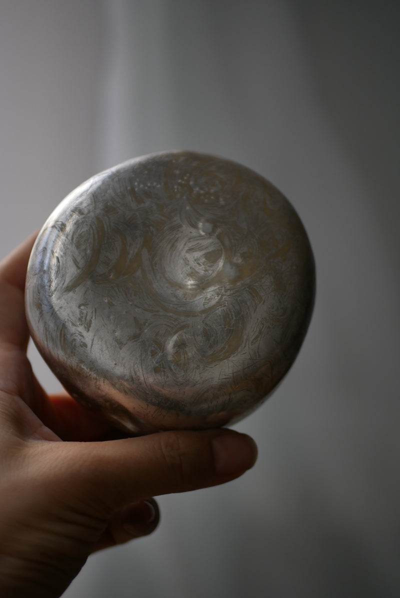 煙銀彩　石ころ台皿  /菊地　亨