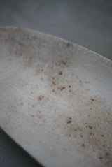 花片オブジェ　大　白化粧土　楢灰　基本フォーマット/  Kanako Yoshida