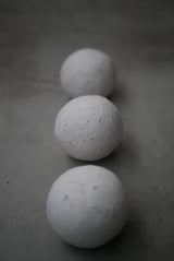 white soil ball  白化粧　陶土　球体　/ Testuya Hioki    Japanese  soil  Art