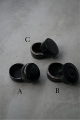 小箱　蓋物　黒肌　/ Akari Sato