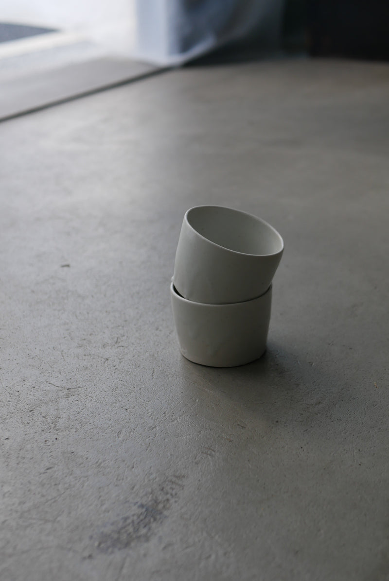 白瓷長石高台　猪口　/ タナカシゲオ